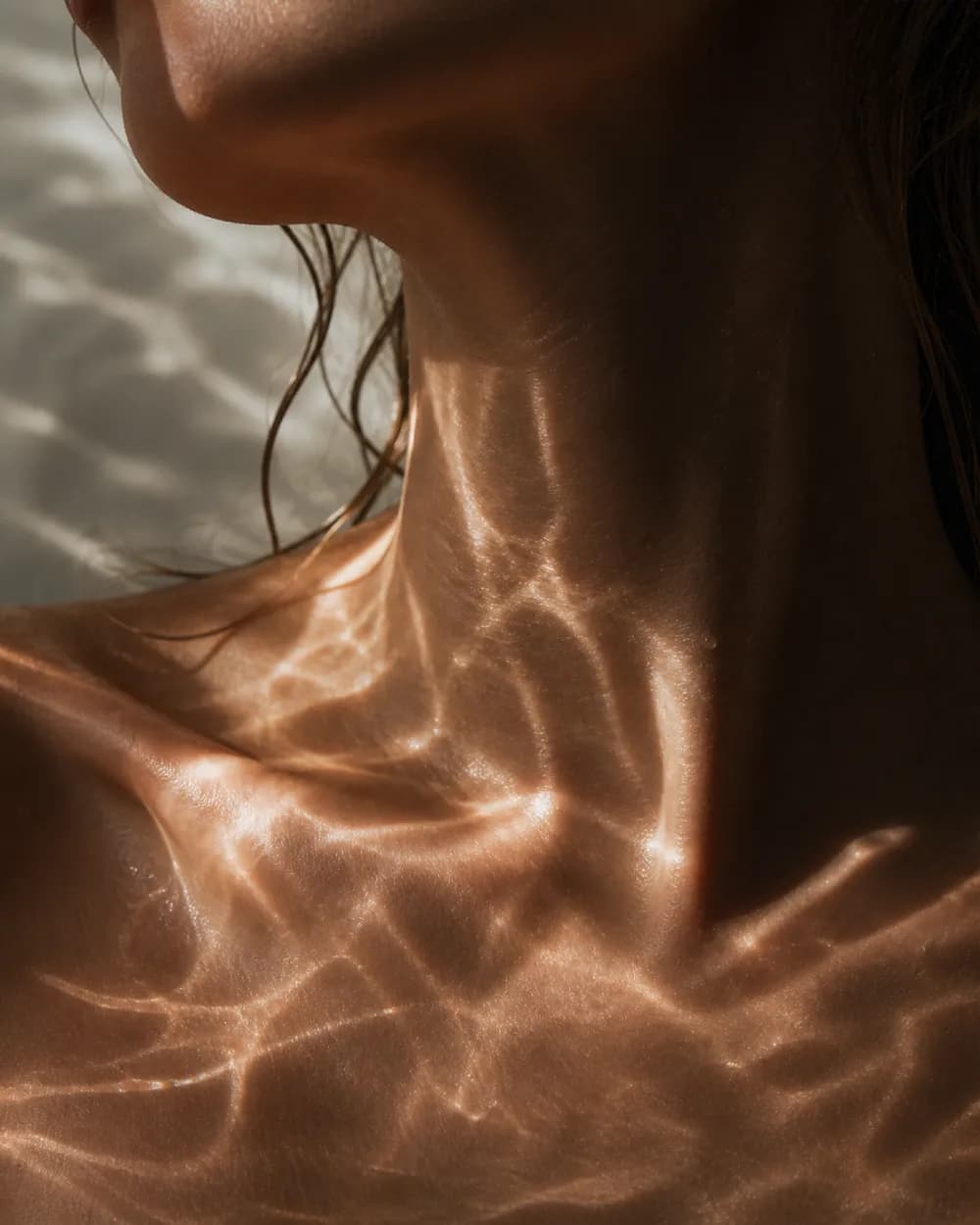 Trabajo de respiración sentado con luz natural. Los visuales de apoyo se mantienen humanos, espaciosos y suavemente enraizados en vez de clínicos.